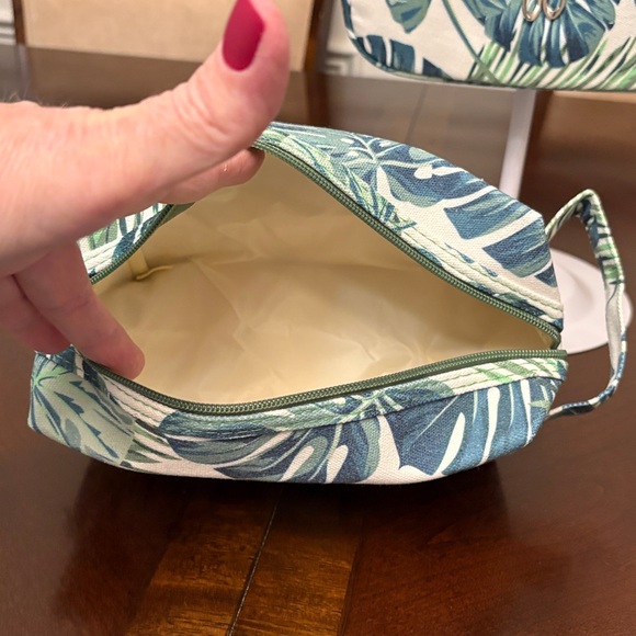 Tropical Leaf Print Women's Cosmetic Bag Set NWOT - Picture 3 of 4